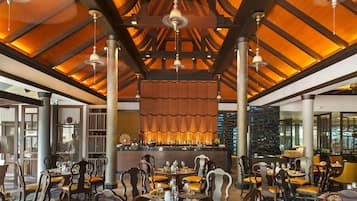 4 restaurants, breakfast, lunch, dinner served; Italian cuisine