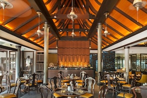 4 restaurants, breakfast, lunch, dinner served; Italian cuisine