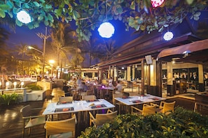 4 restaurants, breakfast, lunch, dinner served; Italian cuisine