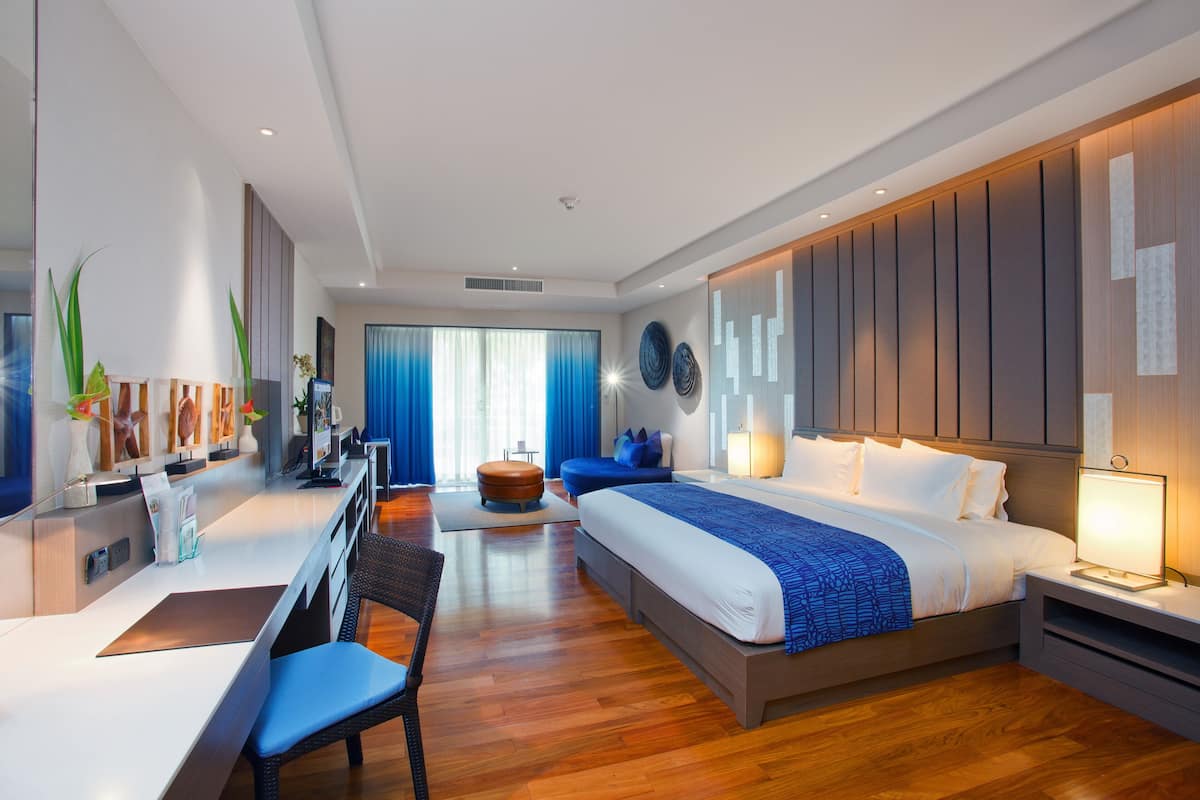 ห้องสวีท, เตียงคิงไซส์ 1 เตียง, ระเบียง, วิวสระว่ายน้ำ (Furnished Balcony) | ตู้นิรภัยในห้องพัก, โต๊ะทำงาน, ผ้าม่านกันแสง, เตารีด/โต๊ะรีดผ้า