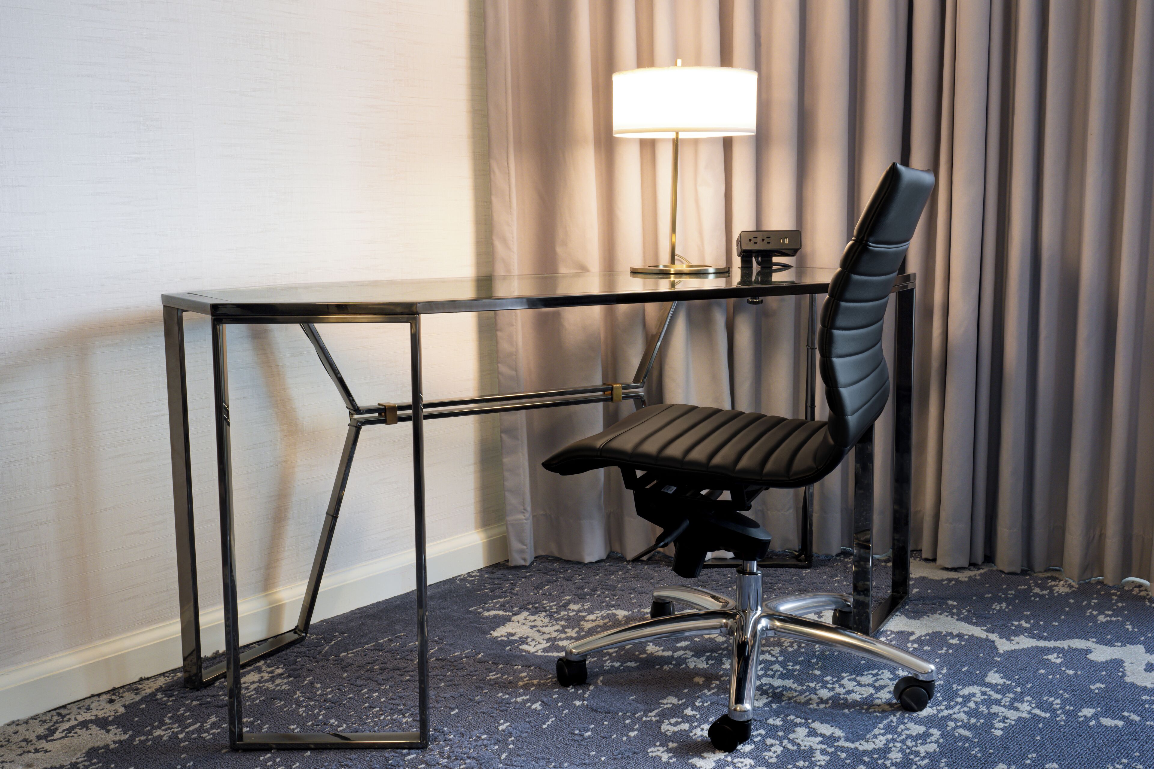 Ylelliset vuodevaatteet, minibaari, tallelokero huoneessa, työpöytä