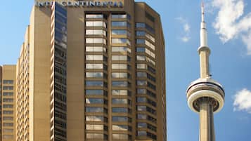 Un edificio de gran altura con una torre destacada a su derecha.
