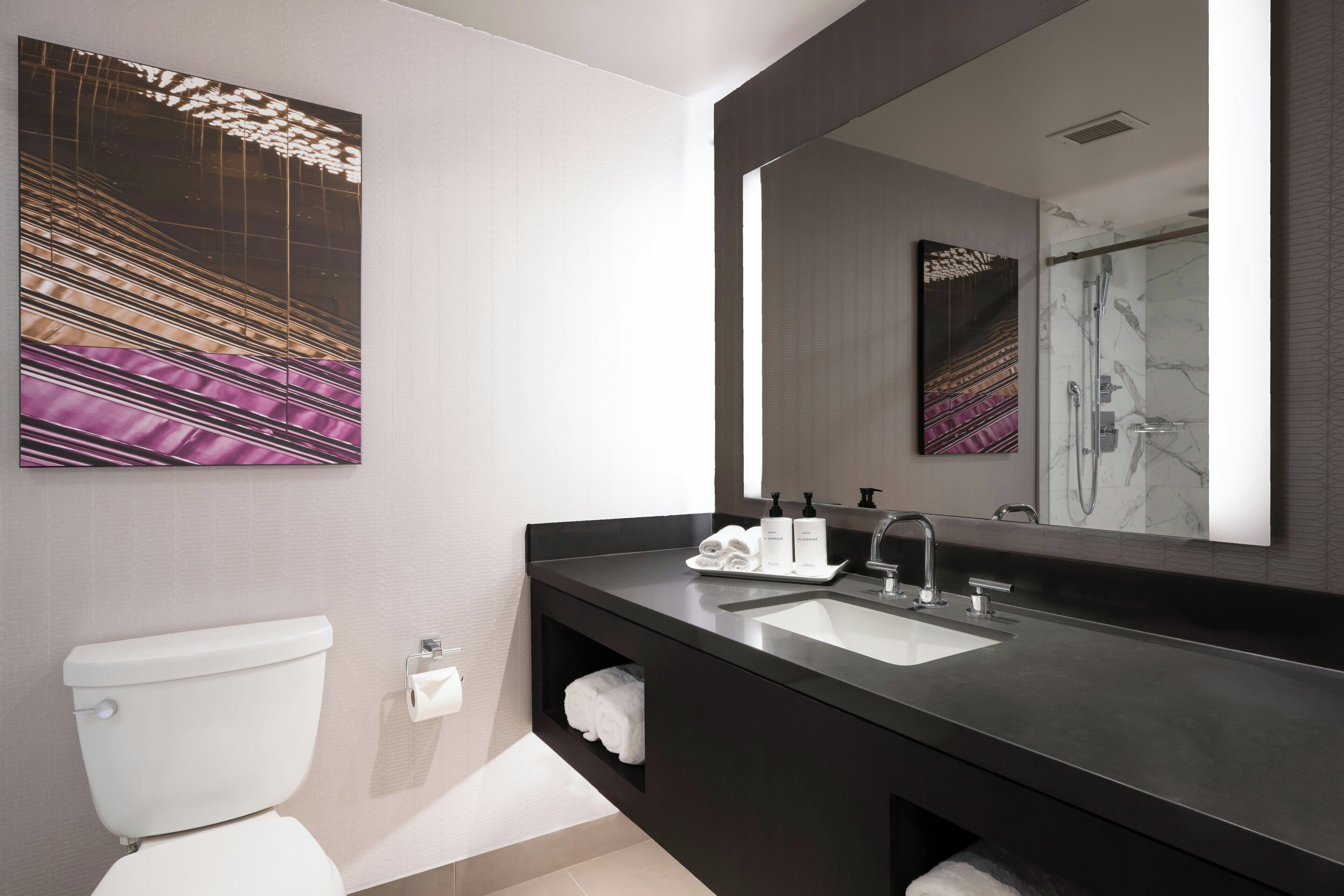 Designer-Toilettenartikel, Haartrockner, Bademäntel, Handtücher