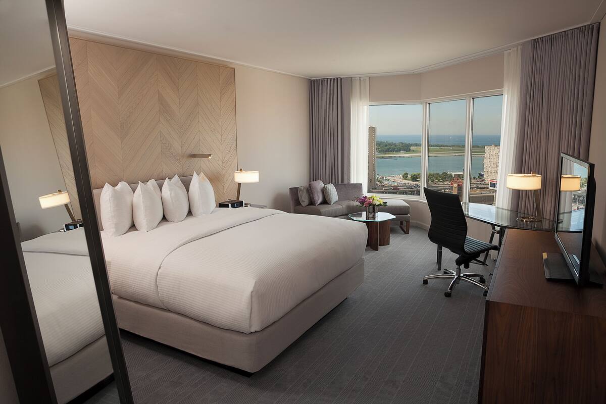 Premium Room, 1 King Bed (Lake Ontario View, High Floor)