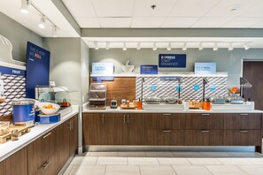 Een moderne ontbijtbar met diverse eetopties, waaronder een fruitgedeelte en een warme keuken.