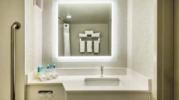 Bañera con ducha, artículos de tocador ecológicos, secador de pelo