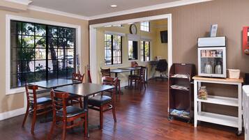 包含每日外带式早餐