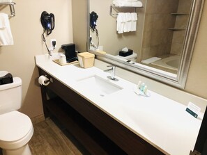 Standard Room, 1 King Bed, Non Smoking | Bathroom | Combined shower/bathtub, eco-friendly toiletries, hair dryer, towels