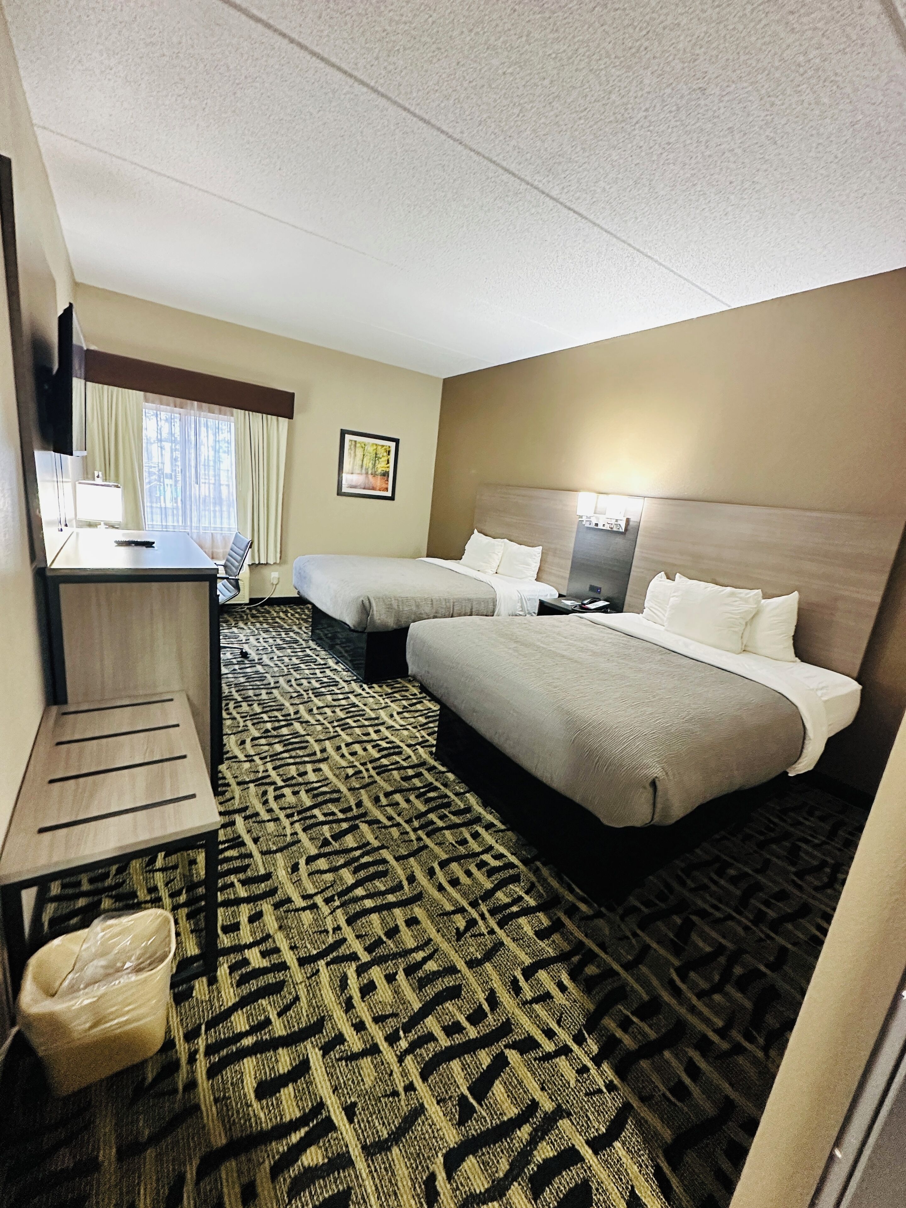 أغطية فراش متميزة ومكتب ومساحة عمل للكمبيوتر المحمول ومكواة/لوح كي