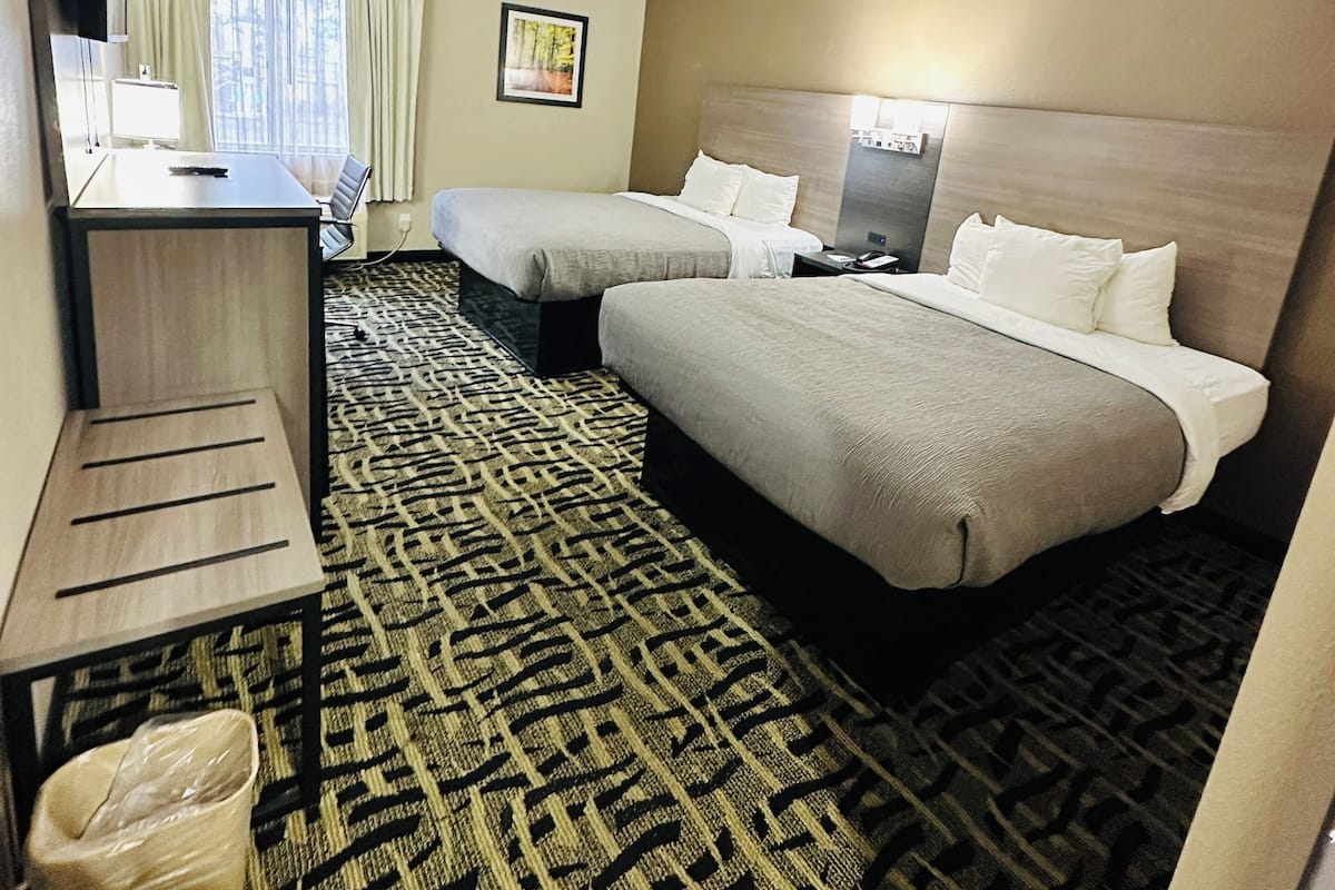 أغطية فراش متميزة ومكتب ومساحة عمل للكمبيوتر المحمول ومكواة/لوح كي