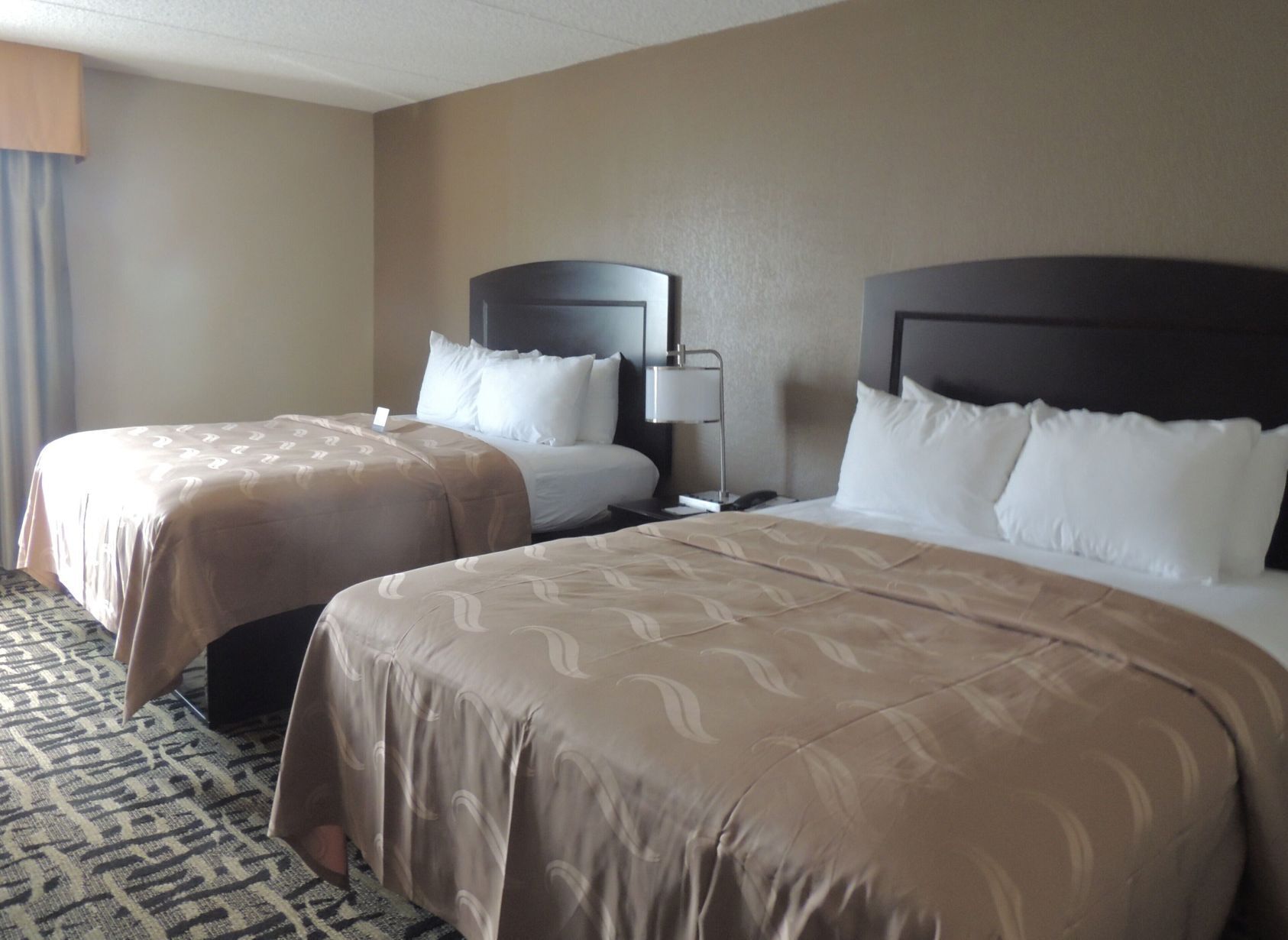 高級寝具、デスク、ノートパソコン用作業スペース、アイロン / アイロン台