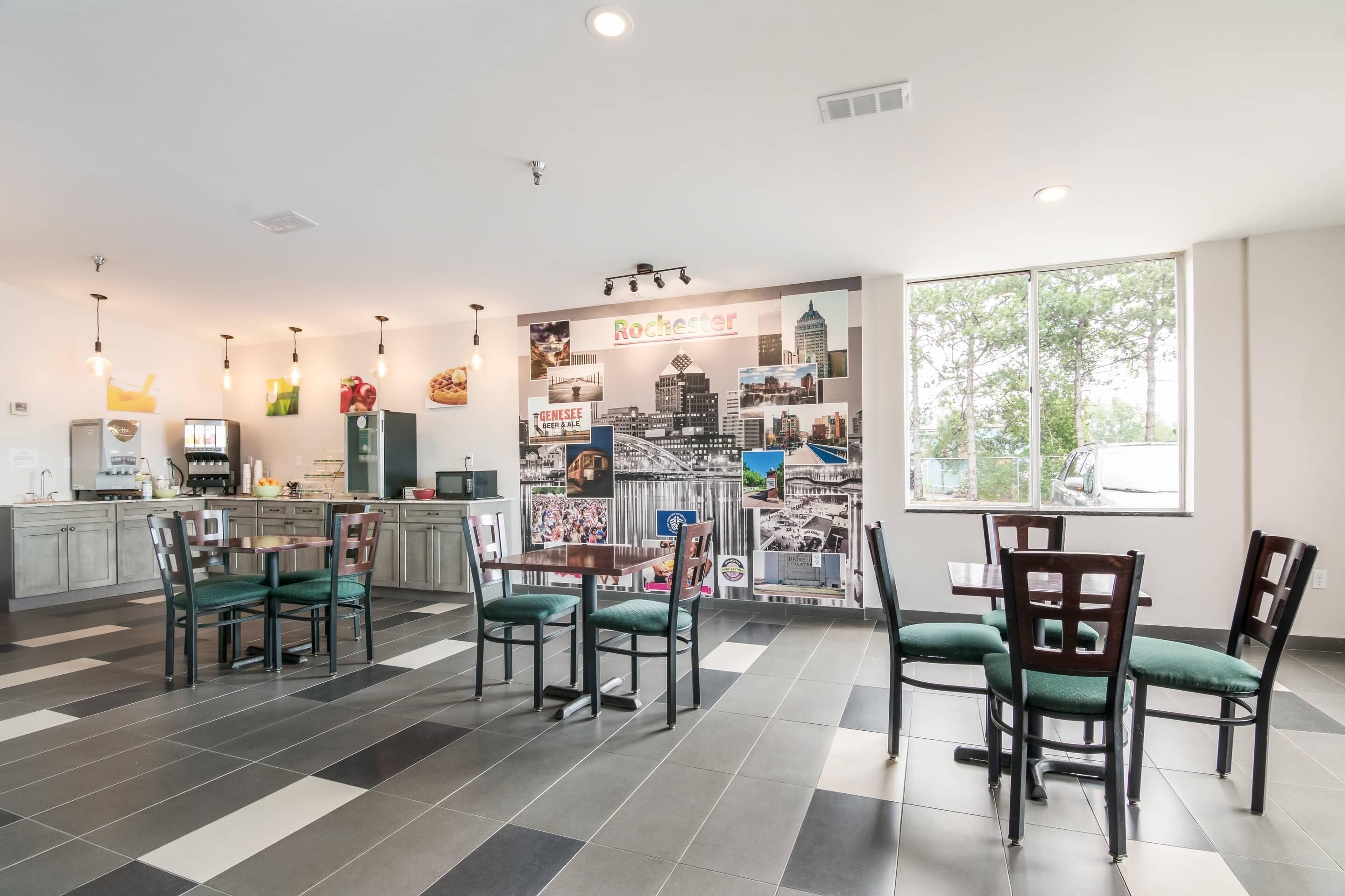 Una cocina moderna con vistas a la ciudad, un comedor con sillas y un amplio ventanal.