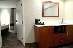 Suite, Non Smoking (Upgrade) | Private kitchen | Fridge, microwave, coffee/tea maker