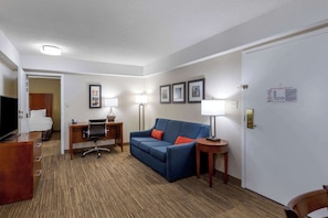 Desk, laptop workspace, blackout curtains, iron/ironing board - Comfort Inn University Durham - Chapel Hill (Durham)