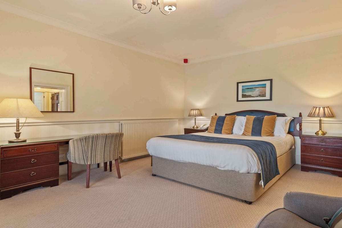Standard Room, 1 Double Bed, Non Smoking | Desk, iron/ironing board, free WiFi, bed sheets