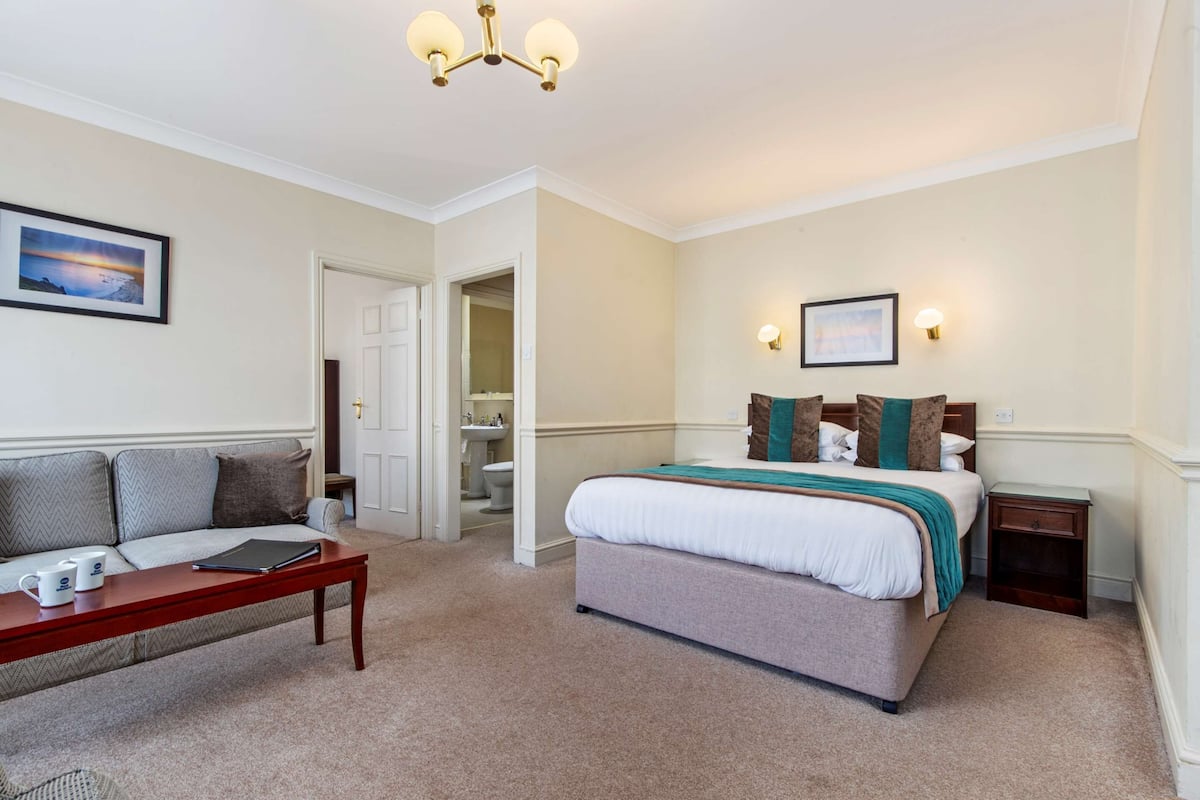 Family Room, Multiple Beds, Non Smoking, Annex Building | Desk, iron/ironing board, free WiFi, bed sheets