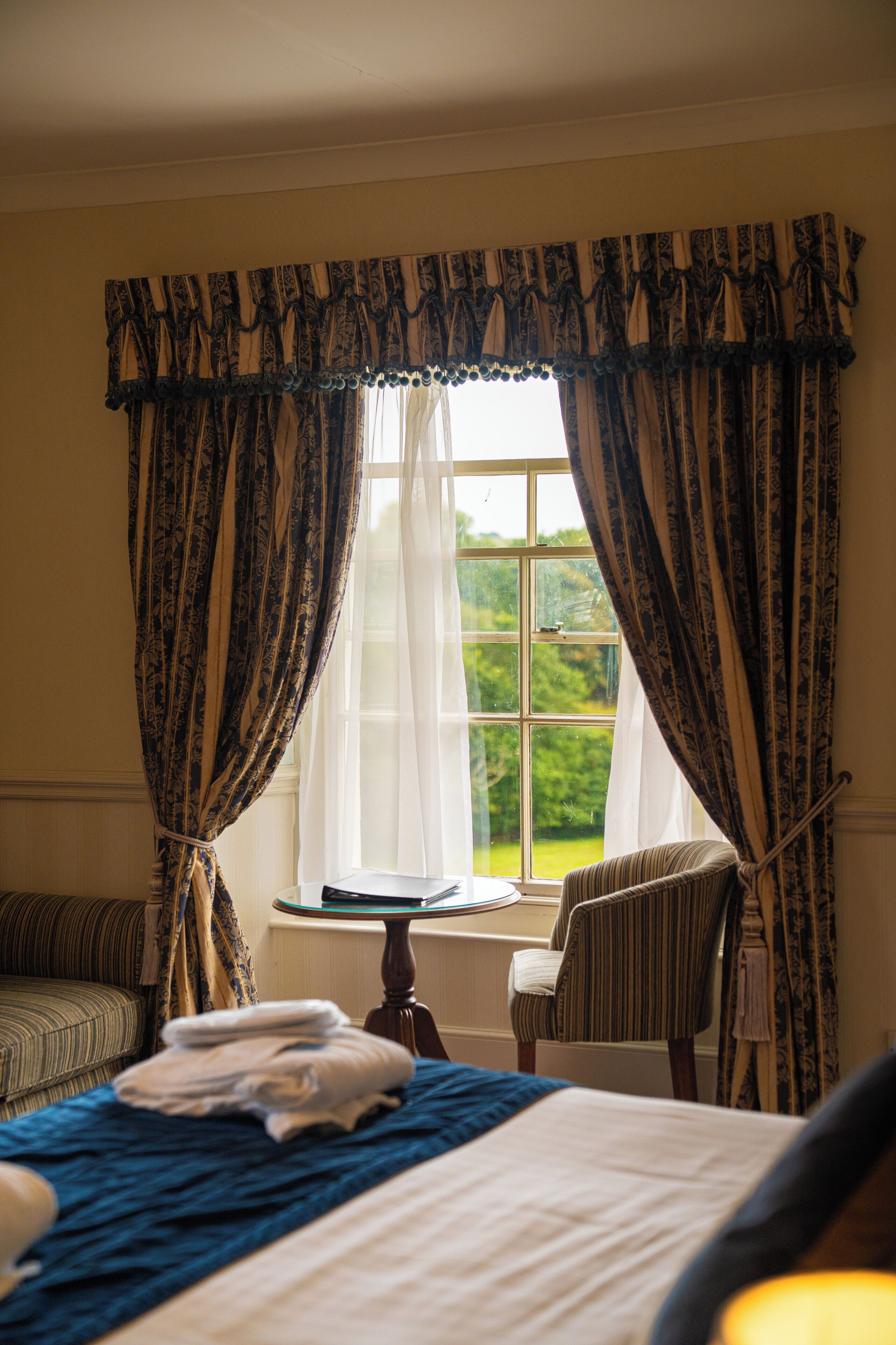 Deluxe-huone, 1 parisänky, tupakointi kielletty | Työpöytä, silitysrauta/-lauta, ilmainen Wi-Fi, vuodevaatteet