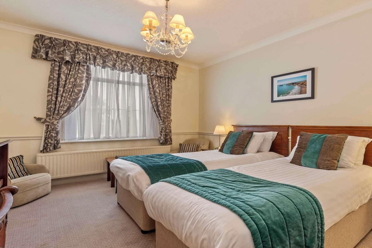Standard Room, 2 Single Beds, Non Smoking | Desk, iron/ironing board, free WiFi, bed sheets