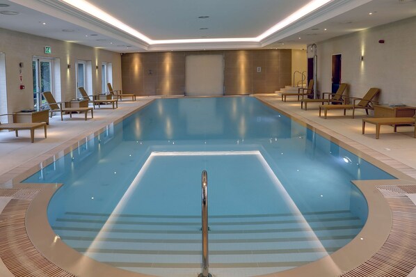Indoor pool, pool loungers