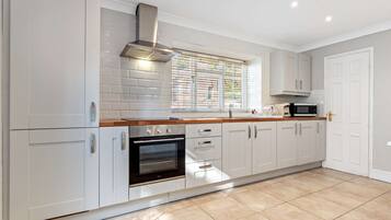 Standard Room, 1 Double Bed, Kitchen, Annex Building | Desk, iron/ironing board, free WiFi, bed sheets