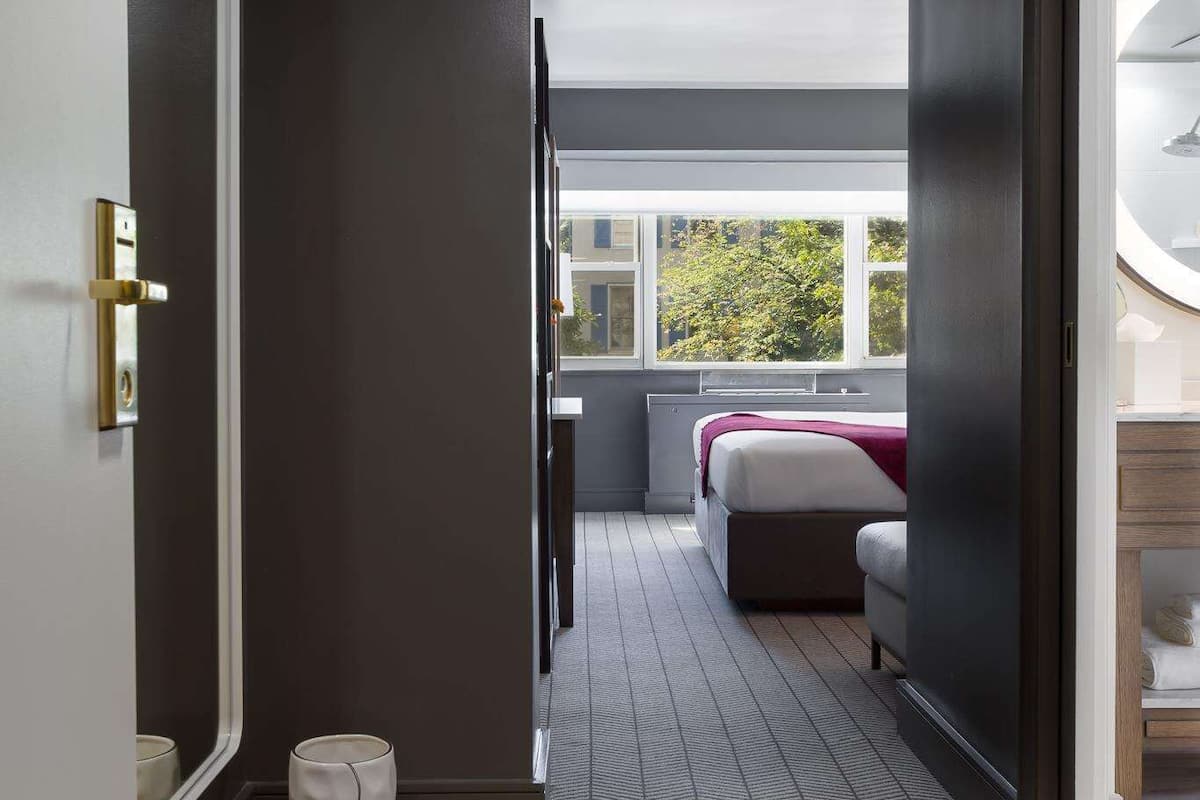 1 bedroom, Egyptian cotton sheets, premium bedding, down duvets