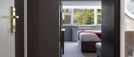 1 bedroom, Egyptian cotton sheets, premium bedding, down duvets