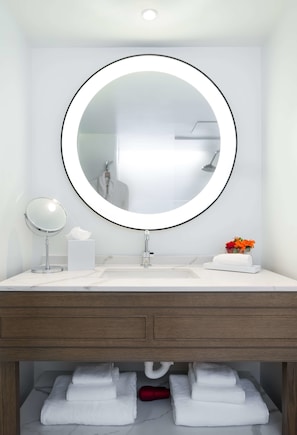 Combined shower/bathtub, eco-friendly toiletries, hair dryer, towels