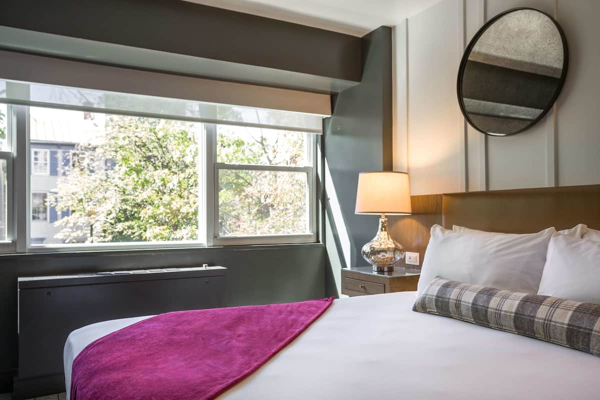 1 bedroom, Egyptian cotton sheets, premium bedding, down duvets