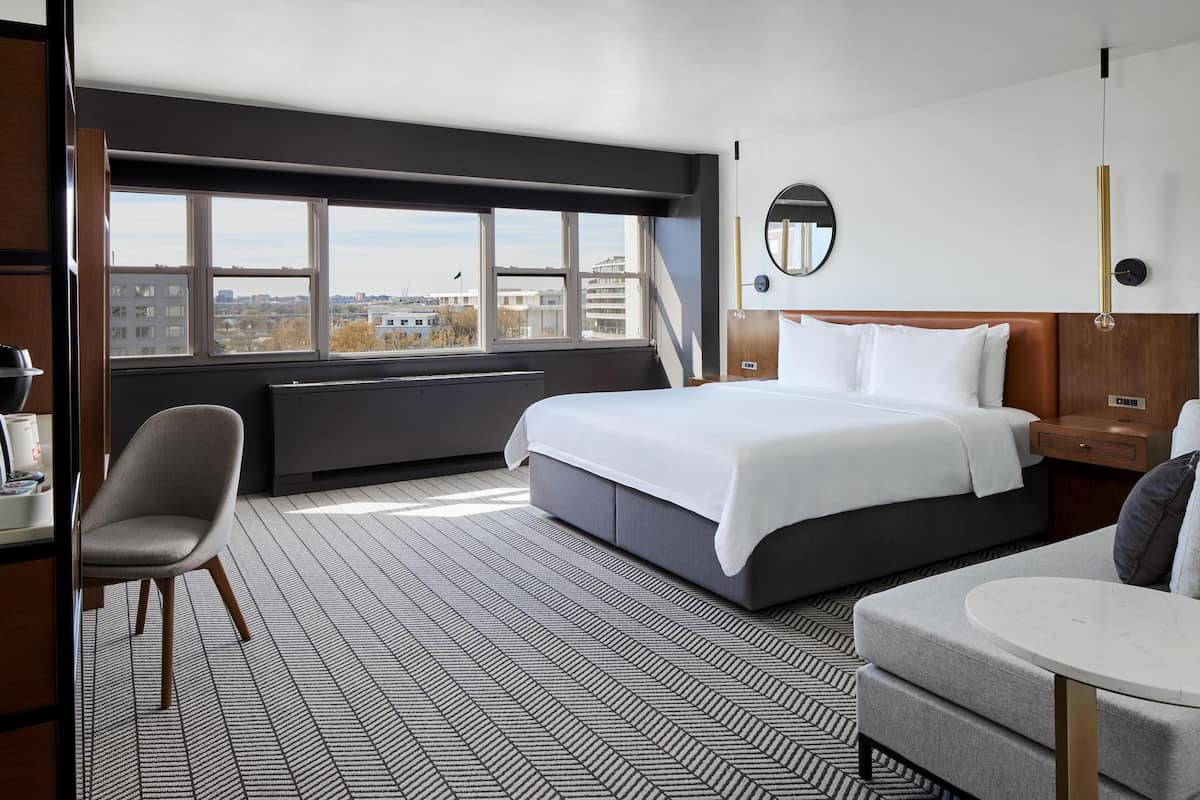 1 bedroom, Egyptian cotton sheets, premium bedding, down duvets