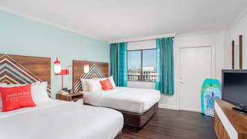 Safe på rommet, skrivebord, blendingsgardiner og strykejern/-brett