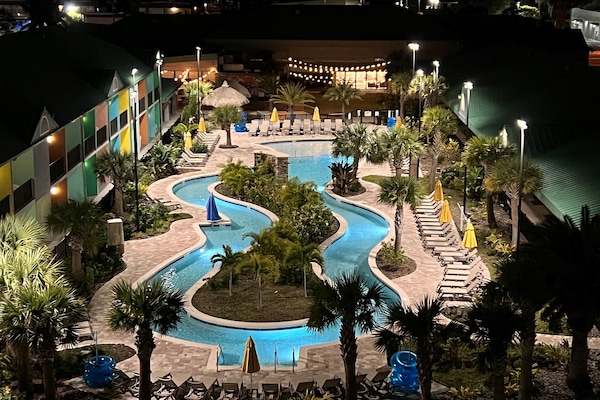 Piscina a l'aire lliure i gandules