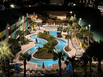 Piscine extérieure, chaises longues