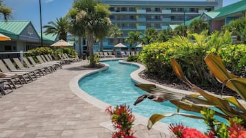 Utendørsbasseng, bassengparasoller og solsenger