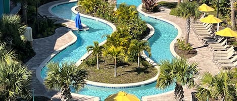 Piscine extérieure, chaises longues