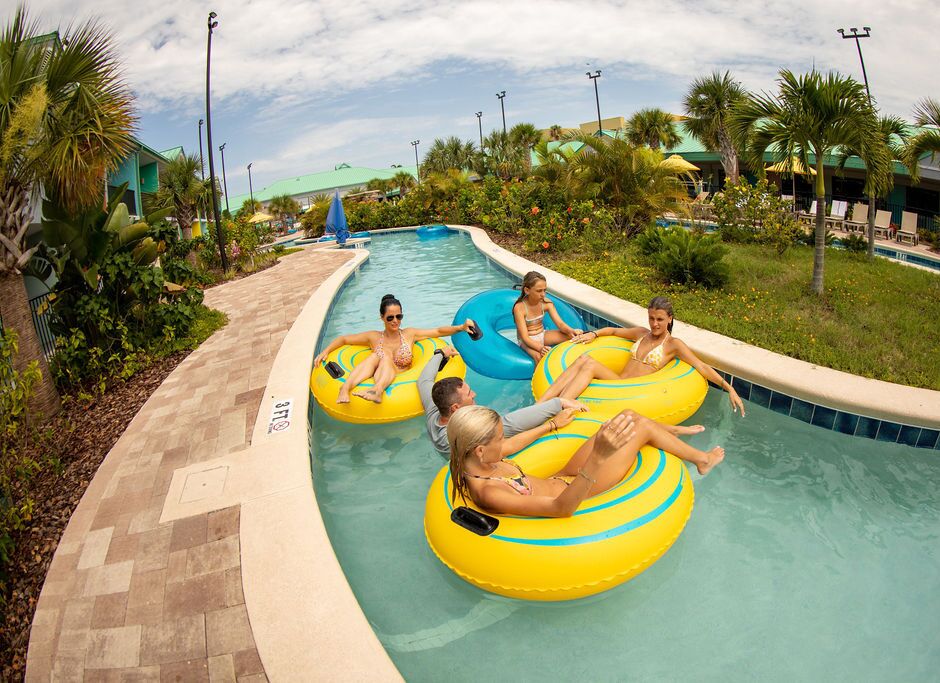 Una piscina al aire libre, sillones reclinables de piscina