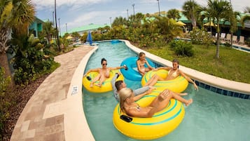 Una piscina al aire libre, sillones reclinables de piscina