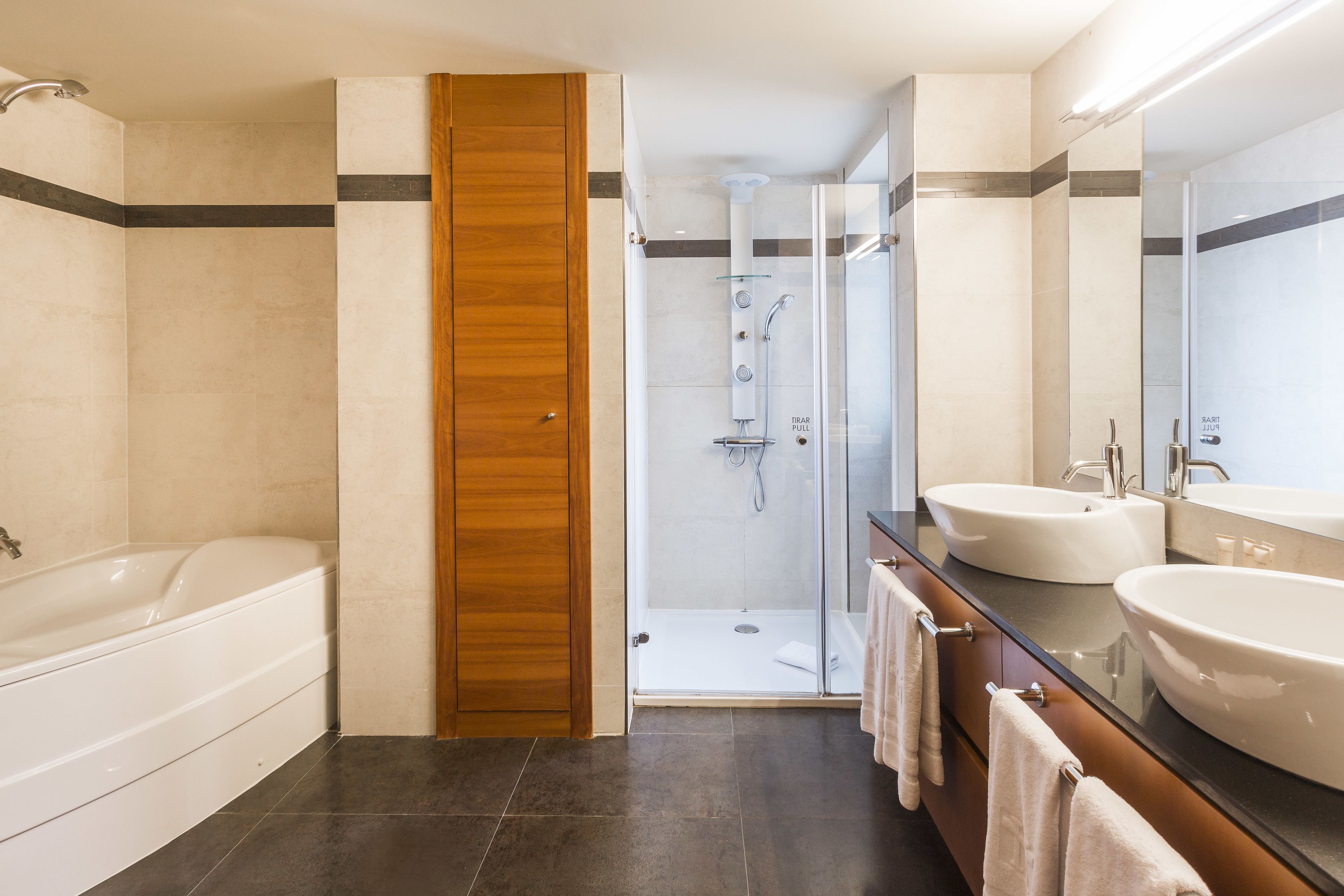 duplex apartment, paseo de gracia view (different building) | bathroom shower