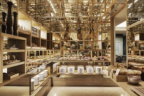 Aperto a colazione, pranzo e cena, cucina mediterranea