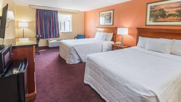 Senger med overmadrass, safe på rommet og skrivebord