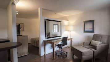 Standard-huone, 1 keskisuuri parisänky | Oleskelualue | Televisio