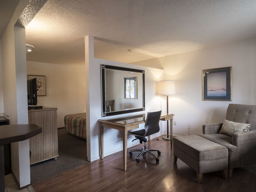 Standard Room, 1 Queen Bed | Living area