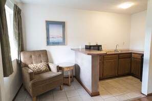 One Queen Bed with 7 Days Parking | Private kitchenette | Fridge - Seatac Inn (SeaTac)