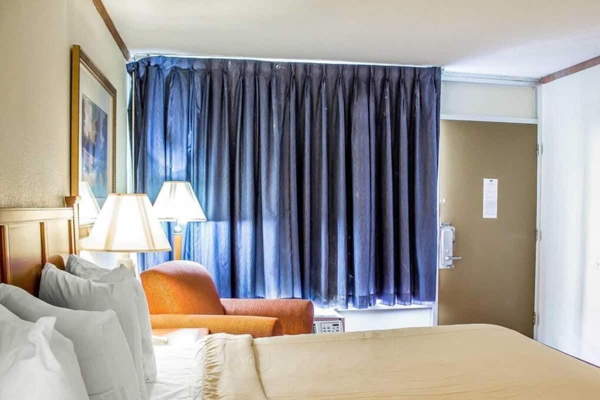 Muebles diferentes, escritorio, cortinas blackout y insonorización