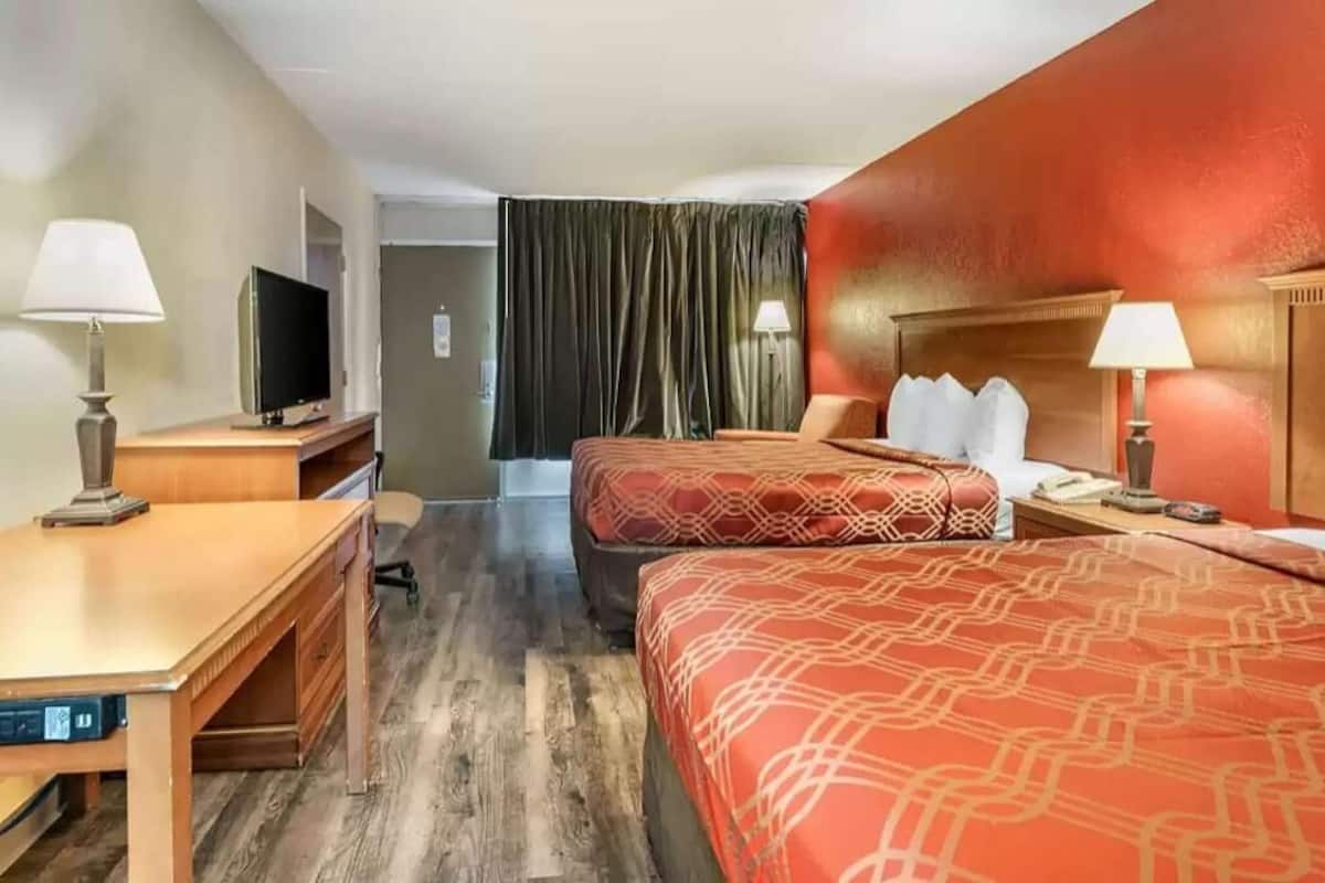 Muebles diferentes, escritorio, cortinas blackout y insonorización