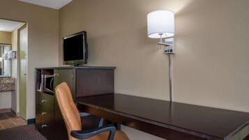 Individuelt innredet, skrivebord, blendingsgardiner og lydisolert