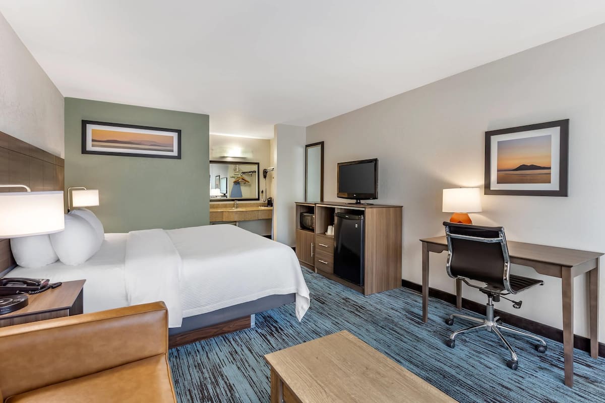 Iron/ironing board, free WiFi, bed sheets