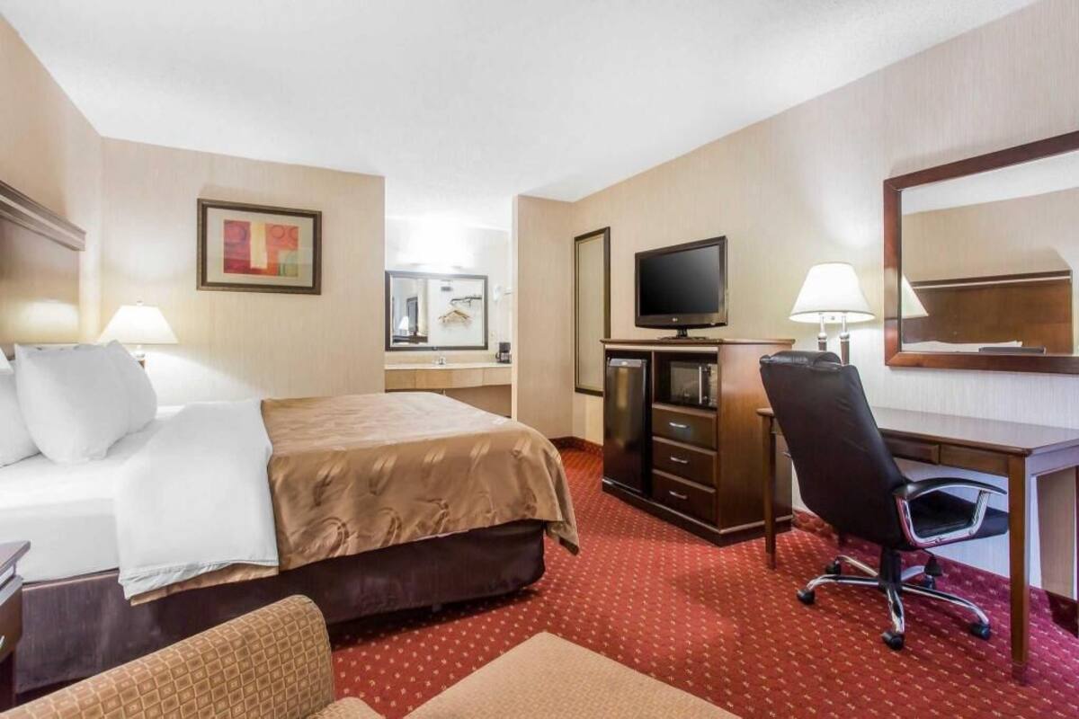 Iron/ironing board, free WiFi, bed sheets