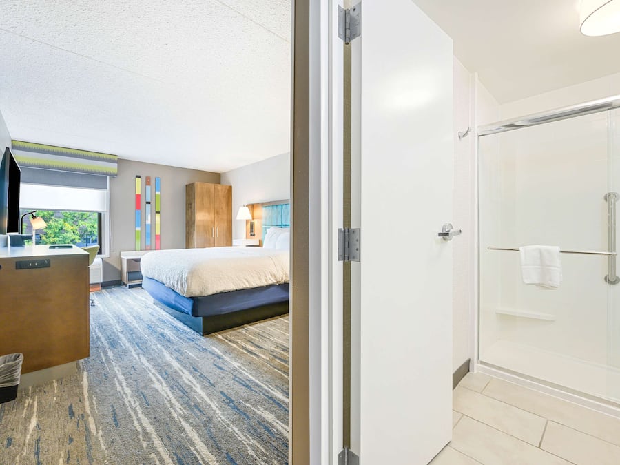 Room, 1 King Bed, Non Smoking | Bathroom | Combined shower/tub, eco-friendly toiletries, hair dryer, towels