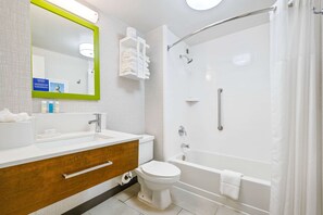 Habitación estándar, 2 camas dobles, no fumadores | Ducha del cuarto de baño