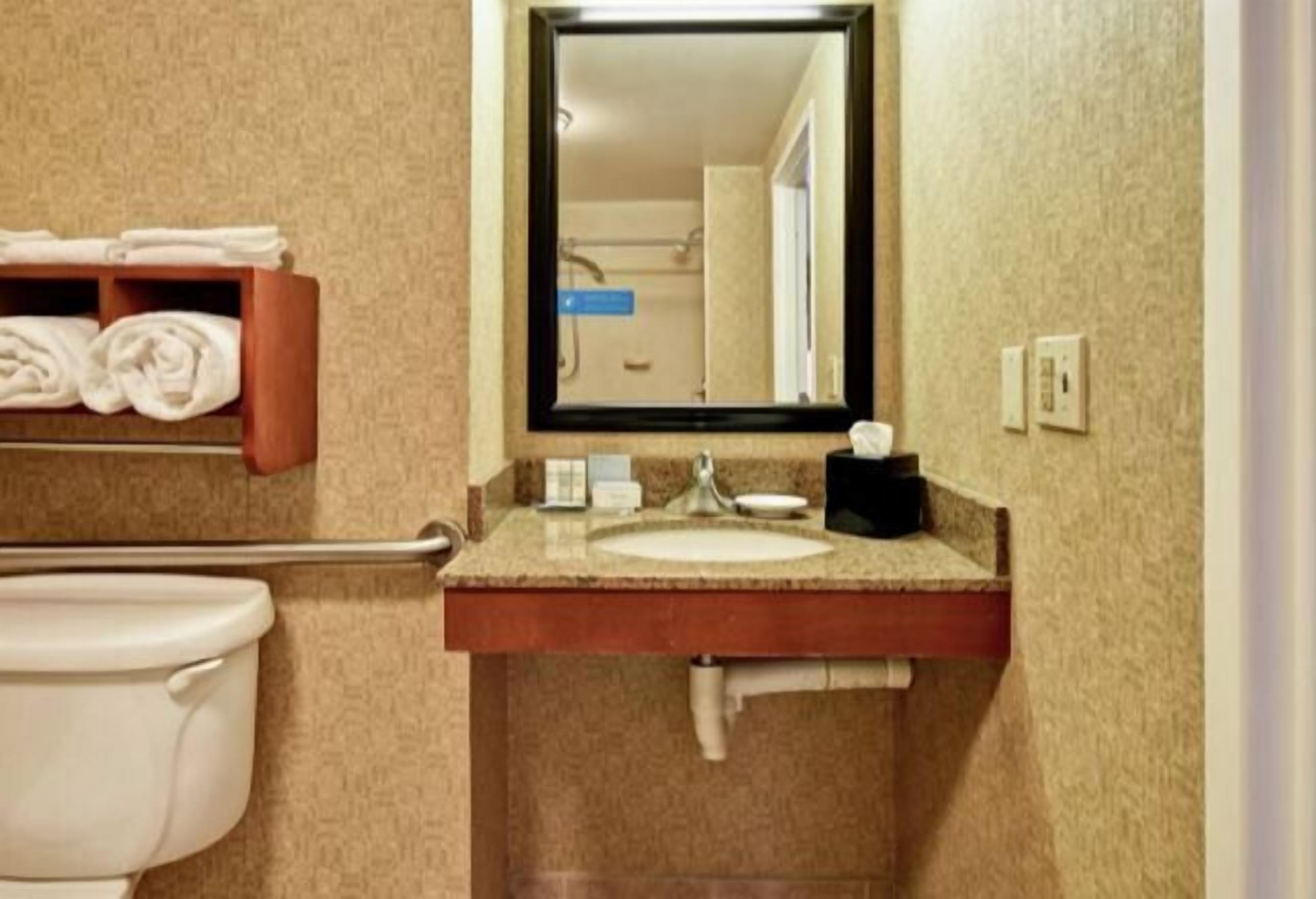 Bathroom | Combined shower/tub, eco-friendly toiletries, hair dryer, towels